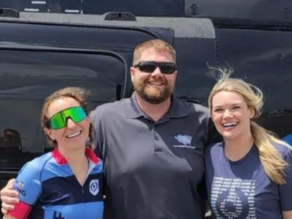 Steven poses with guests next to Bell 206L4 helicopter