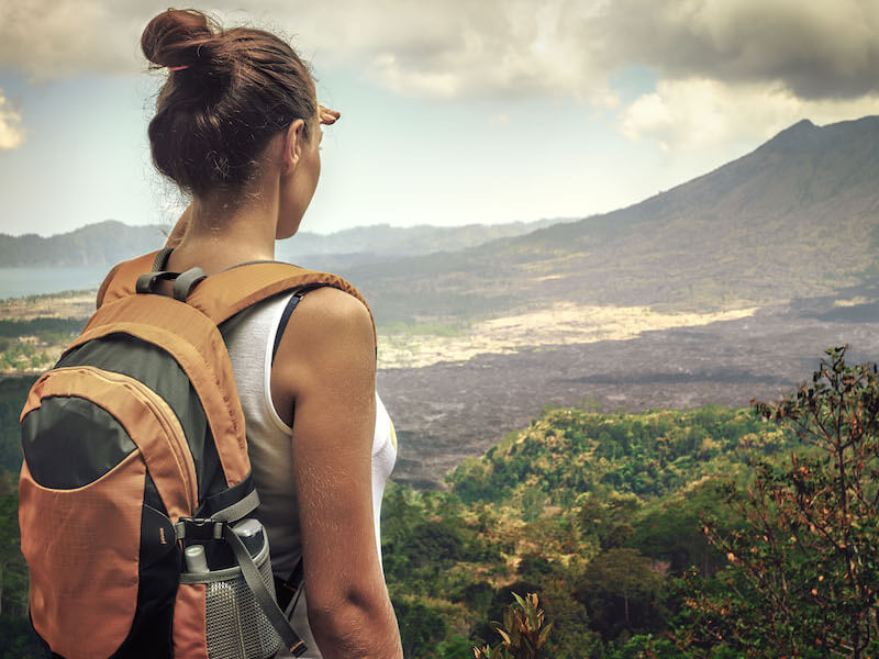 Photo woman backpacking mountain